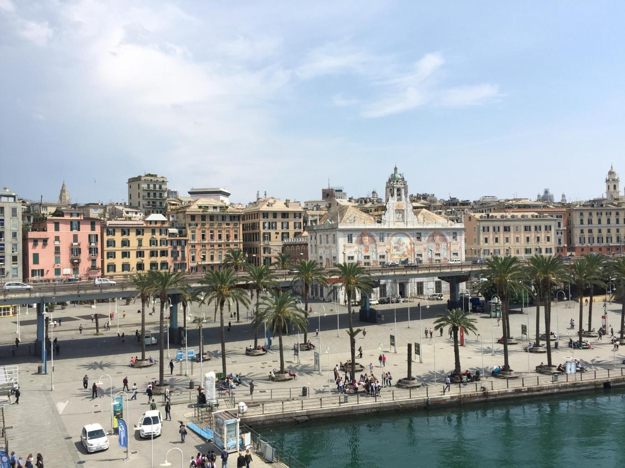 Wow Home 2 - 175 Mq - Posteggio Privato - Davanti Porto Traghetti - Fino A 10 Posti Letto - Balcone Genova Eksteriør bilde